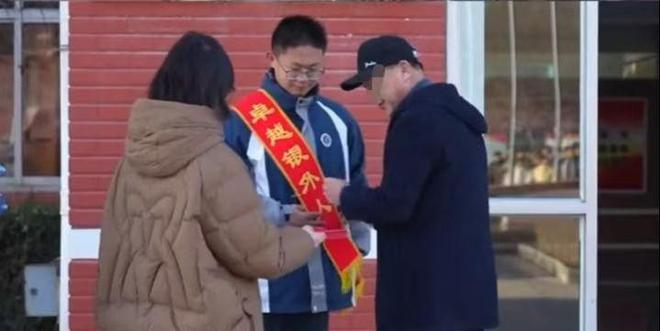 后续来了！网友表示：这嘉奖是不是低了麻将胡了试玩地震中高中生背起同学逃生(图9)